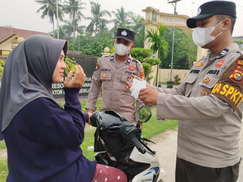 ANTISIPASI KEMACETAN PAGI, 5 PERSONEL POLSEK BANDAR SEI KIJANG GELAR STRONG POINT DI JALINTIM