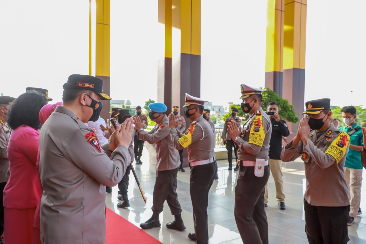 Pimpin Apel Perdana Dan Gelar Halal Bihalal, Kapolda Riau Irjen Moh Iqbal Kembali Gelorakan Semangat “Together We Are Strong”