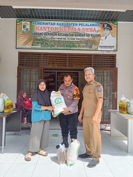 Bhabinkamtibmas Polsek Bandar Sei Kijang Salurkan Bansos 20 KG Beras Untuk 137 KK di Desa Simpang Beringin
