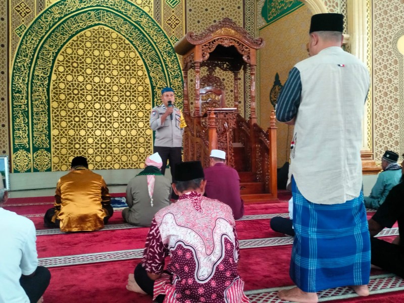 Bhabinkamtibmas Polsek Bandar Sei Kijang Himbau Warga Cegah Karhutla Saat Khutbah Jumat di Masjid Nurul Iman