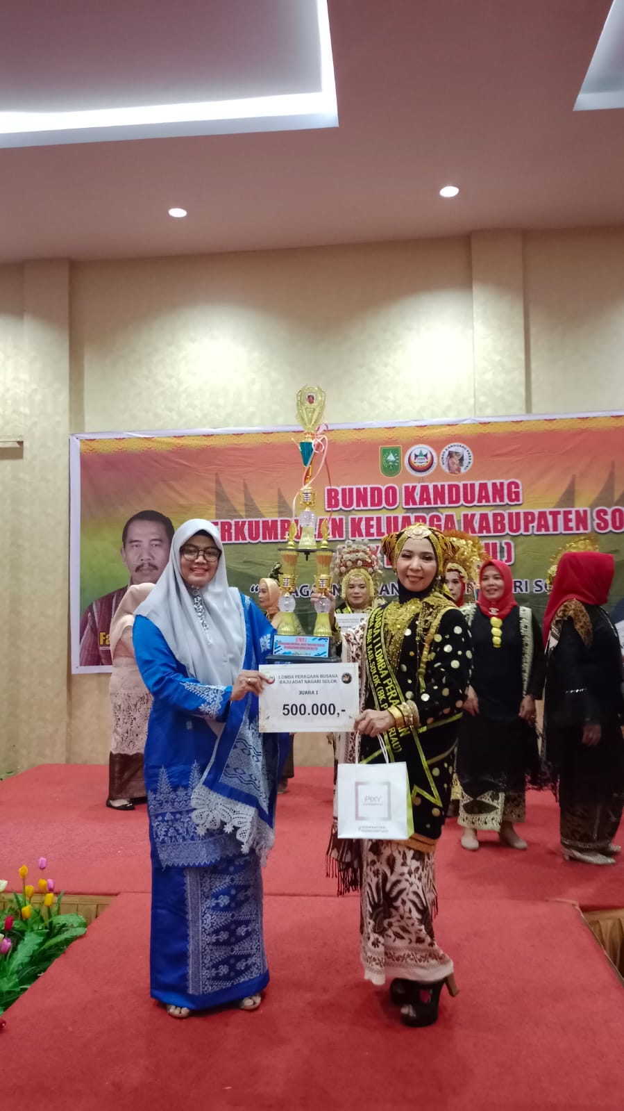 Sambut Hari Ibu, Bundo Kanduang PKKS Riau Gelar Peragaan Busana Adat Solok