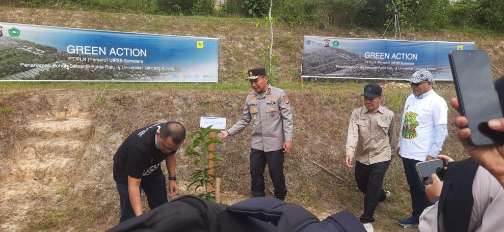 Hijaukan Kampus, Kolaborasi Polda Riau, PLN, PHR dan Unilak