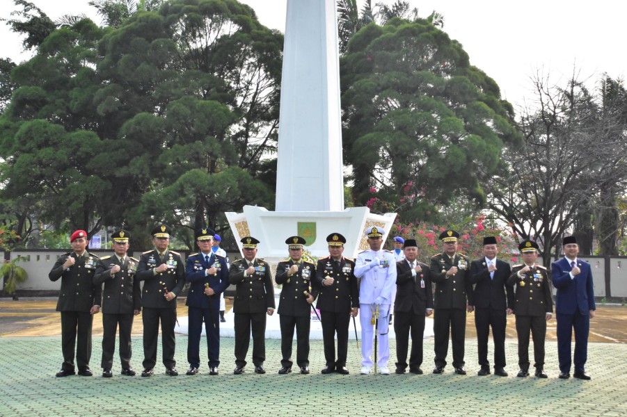 HUT ke-81 TNI, Danrem 031/WB Dampingi Pangdam XIX/Tuanku Tambusai Ziarah ke TMP Kusuma Dharma