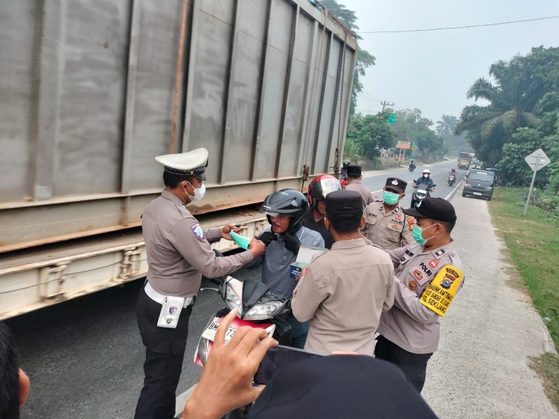 Polsek Bandar Sei Kijang Bagikan Masker Gratis di Jalintim Antisipasi Dampak Kabut Asap Karhutla