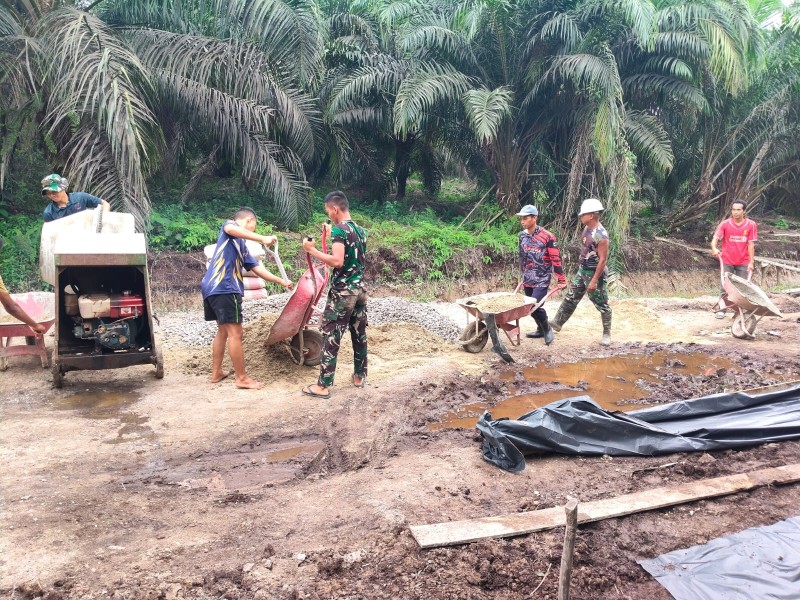 Membuka Isolasi Desa, Merajut Asa Warga: Progres Semenisasi Jalan TMMD Kodim Inhil Capai 726 Meter