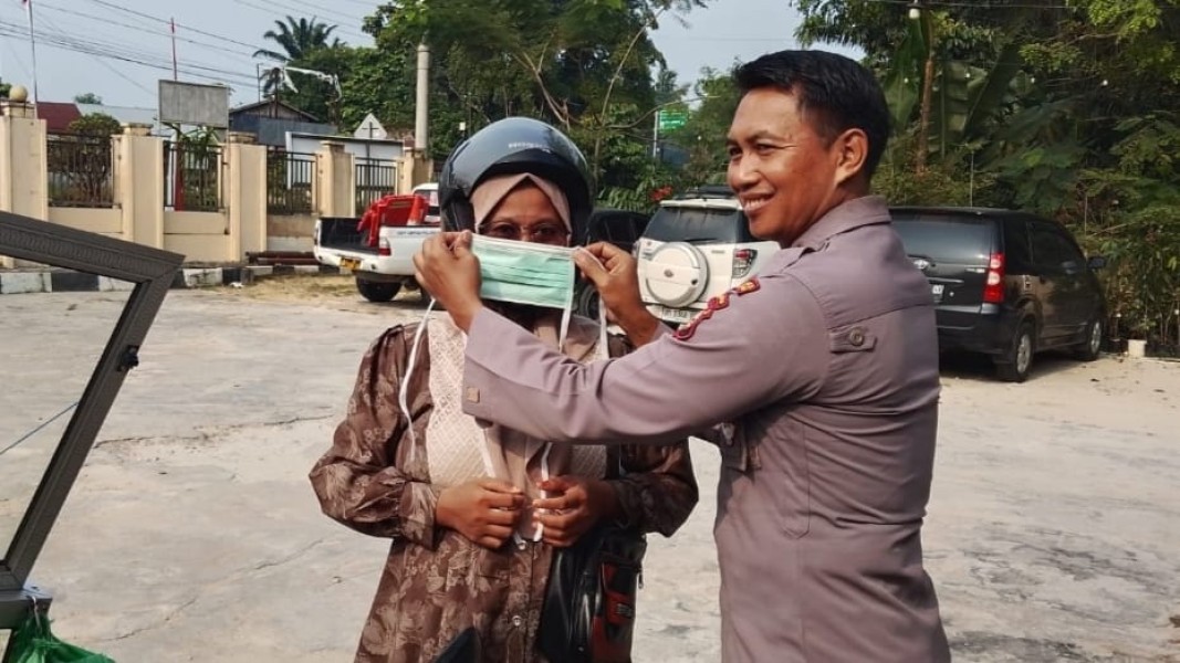 Polsek Bandar Sei Kijang Kembali Bagikan Masker Kepada Masyarakat Antisipasi Dampak Asap Karhutla