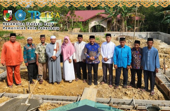 Camat Tenayan Raya Abdul Barri Letakkan Batu Pertama Pembangunan Mesjid Paripurna Nur Hidayah 1