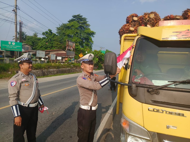*Polsek Bandar Seikijang Kembali Laksanakan Pemasangan dan Pembagian Bendera Merah Putih dan Umbul-Umbul dalam Menyemarakkan HUT RI ke-80*