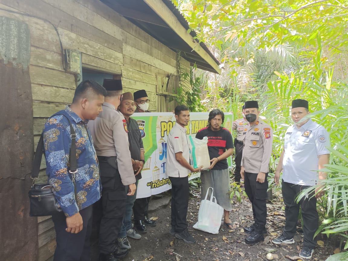 Sahabat Polisi Indonesia DPW Riau Dampingi Polsek Tambang Lakukan Jumat Berkah Dengan Berbagi Sembako Kepada Warga Tidak Mampu