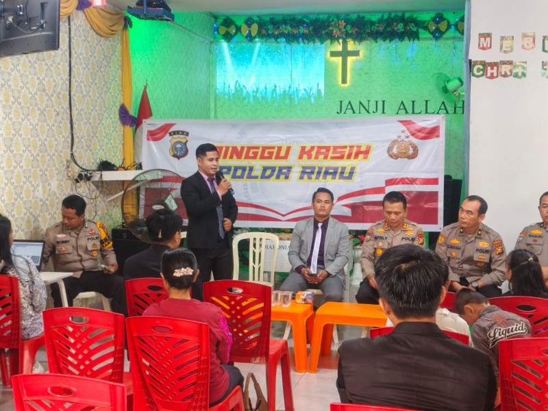 Polresta Pekanbaru Bersama Polda Riau Gelar Program “Minggu Kasih” di Gereja GKKI Limapuluh