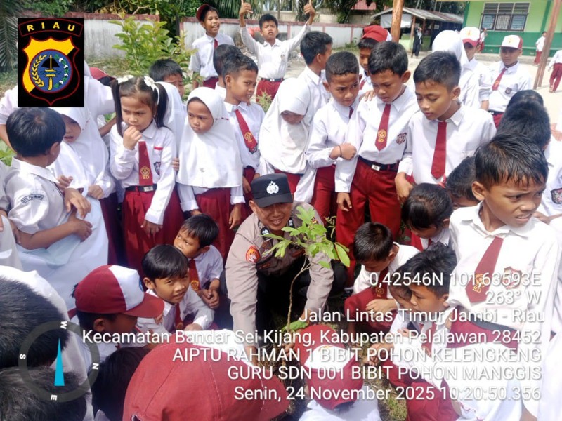 Polsek Bandar Sei Kijang Tanam Pohon Manggis dan Kelengkeng di SDN 001