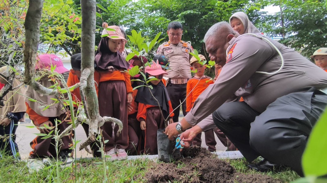 Edukasi Lalu Lintas dan Aksi Tanam Pohon Bersama Generasi Usia Dini di Taman Lalu Lintas Polda Riau