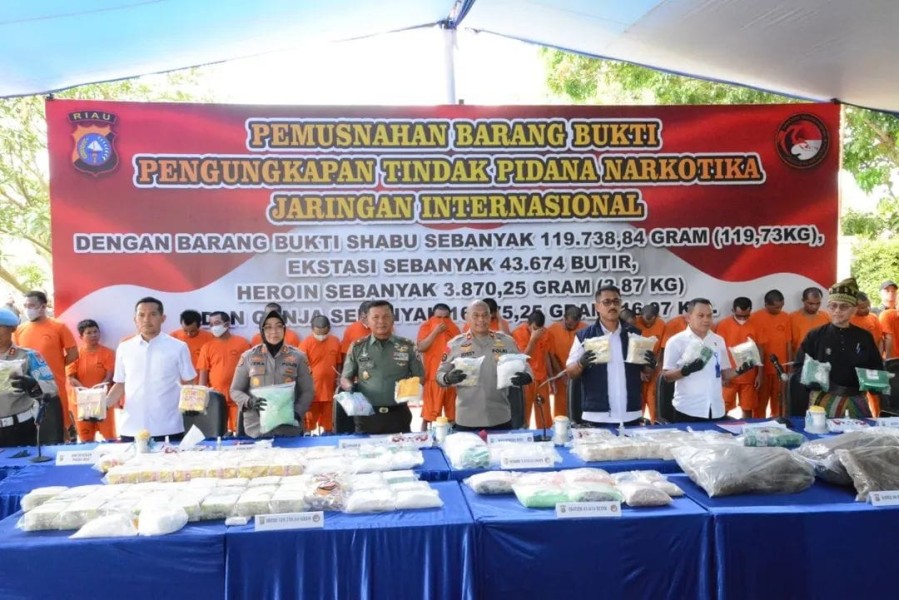 Polda Riau Musnahkan Ratusan Kilo Sabu