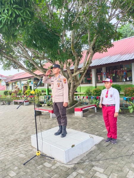 Polsek Bandar Sei Kijang Ikuti Upacara Bendera Merah Putih di SD N 008 Kel. Sekijang