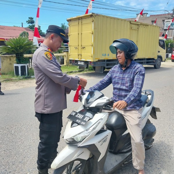 Polres Kuansing Bagikan Bendera Merah Putih Sambut HUT RI ke-80