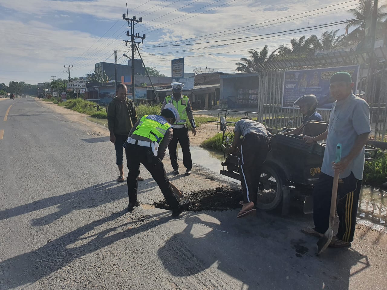 Agar Aman dan Lancar, Satlantas Polres Rohil Bersama Warga Timbun Jalan Berlobang