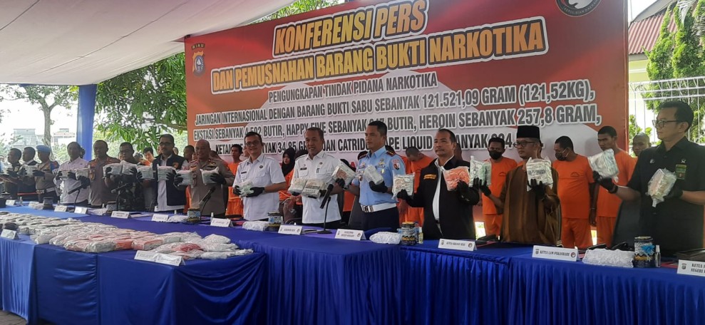 Polda Riau Tidak Akan Memberi Ruang Bagi Pelaku Narkotika, 121,5 kg Sabu Dimusnahkan