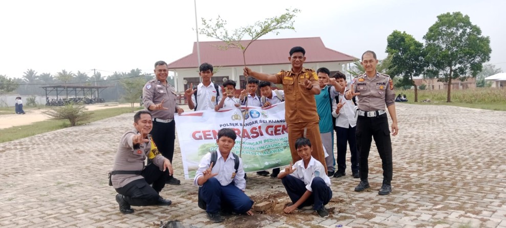 Dukung Program Green Policing Kapolda Riau, Polsek Bandar Sei Kijang Tanam Bibit Pohon di SMPN 04 Lubuk Ogung