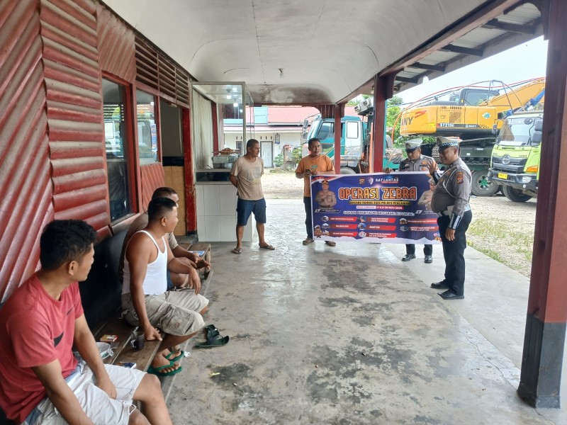 Polsek Bandar Seikijang Gelar Sosialisasi dan Pemasangan Brosur Keselamatan Berlalu Lintas dalam Rangka Ops Zebra Lancang Kuning 2025