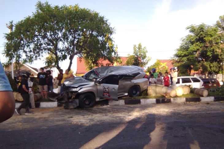 Pajero Hantam Trotoar Jalan, Dua Korban Dilarikan Ke RSUD Arifin Achmad Pekanbaru
