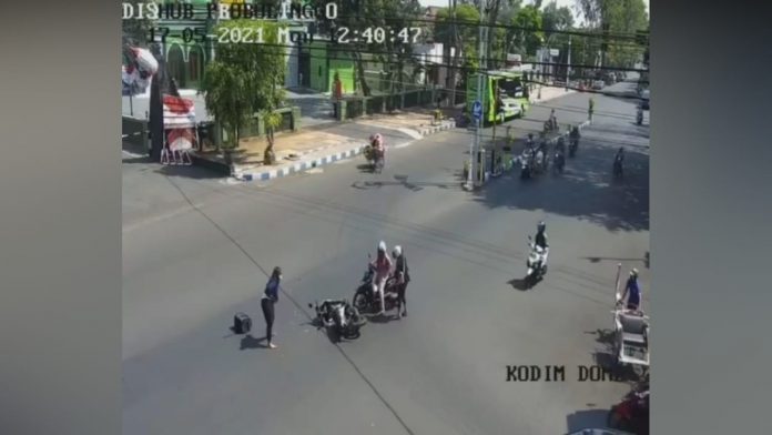 Pemotor Nekat Terobos Lampu Merah Akibatkan kelecakaan di Probolinggo