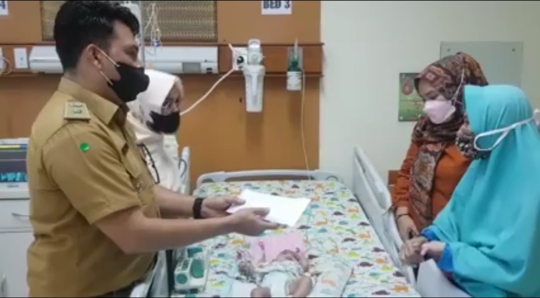 Lurah ini Bezuk Anak Warganya Penderita Jantung dan Paru-para Bocor