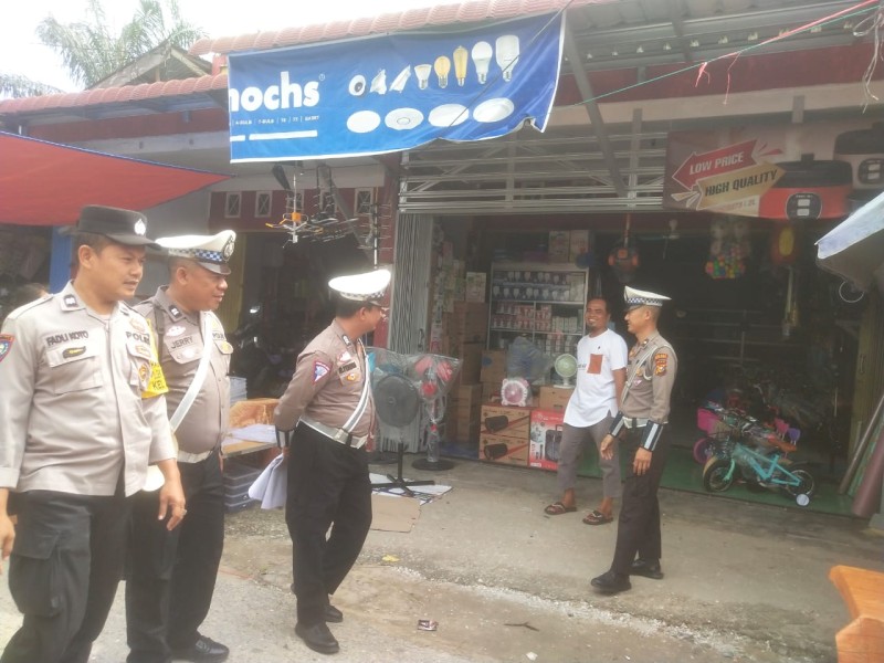*Polsek Bandar Sei Kijang Laksanakan Patroli dan Sosialisasi Operasi Patuh di Pasar Sekijang*