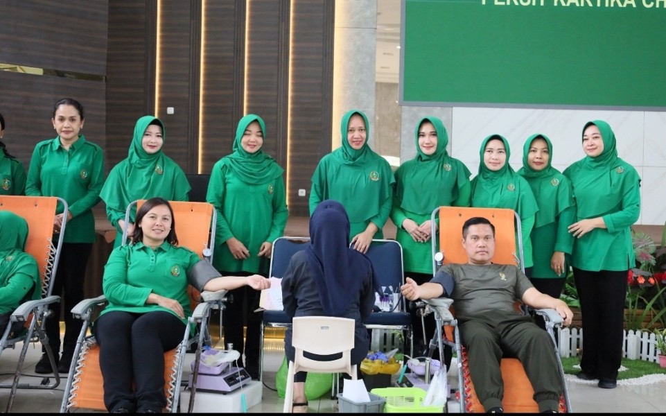 Olahraga Bersama dan Donor Darah Warnai HUT ke-80 Persit Kartika Chandra Kirana di Kodam XIX/TT