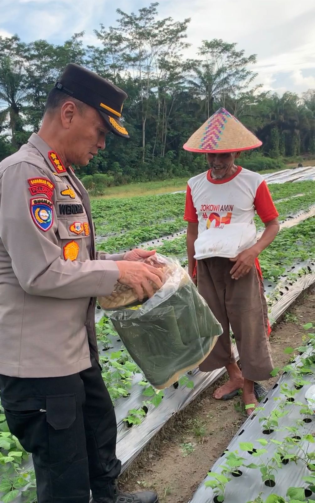 Petani Terharu Diberikan Bantuan Langsung Oleh Dirbinmas Polda Riau