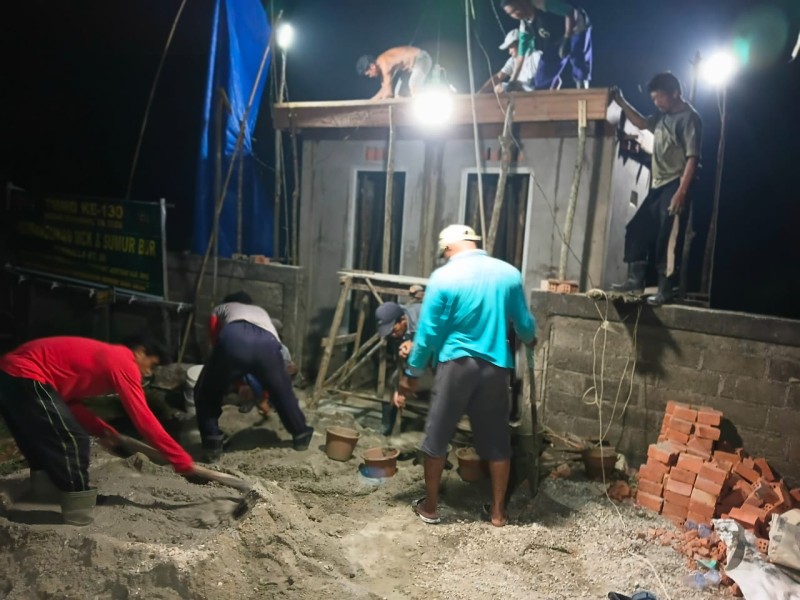 TMMD ke-130 di Keritang: Satgas Kodim 0314/Inhil Kebut Pembangunan MCK dan Sumur Bor Hingga Larut Malam