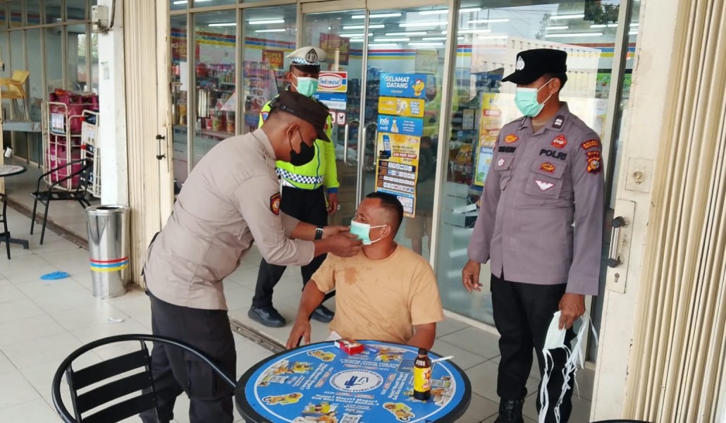 Polsek Bandar Sei Kijang Kembali Bagikan Masker Gratis Kepada Pengguna Jalan Dampak Kabut Asap Memastikan Masyarakat Tetap Terlindungi Saat Beraktivitas di Luar Rumah