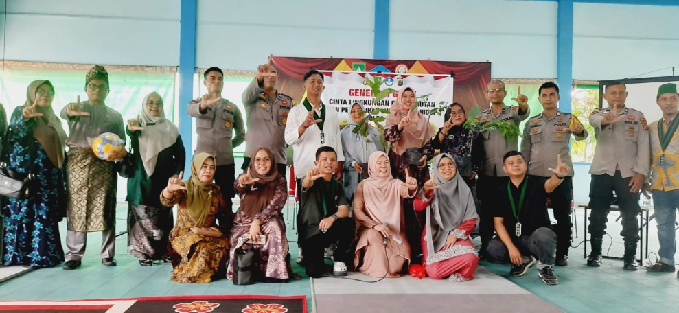 Polda Riau Bersama Cipayung Plus Tanam Semangat Hijau di SMA Olahraga Pekanbaru