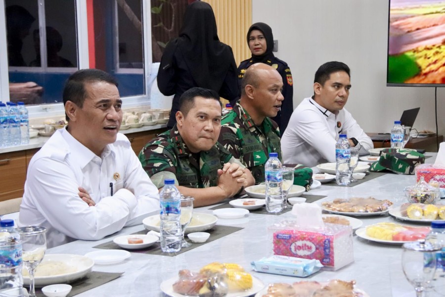 Pangdam XIX/Tuanku Tambusai Dampingi Mentan RI Tinjau 1.000 Ton Beras Selundupan di Karimun