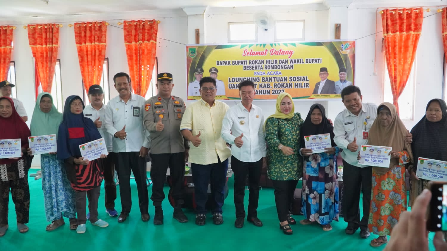 Bupati Rohil Salurkan 17.500 BLT Secara Simbolis