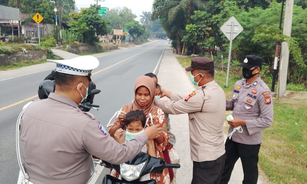 Antisipasi Dampak Karhutla, Polsek Bandar Sei Kijang Bagikan Masker Gratis di Jalintim KM 34