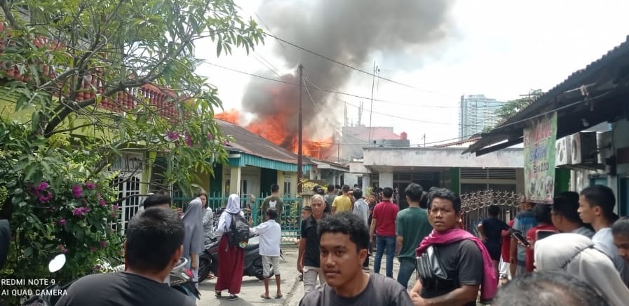 Tabung Gas Meledak, Tiga Rumah di Jalan Mangga Ludes Terbakar