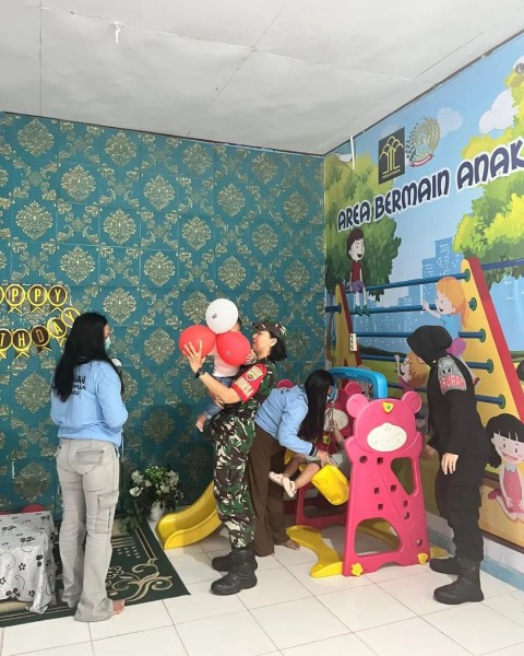 Peduli Stunting, Babinsa Kodim 0301/Pekanbaru Kunjungi Lapas Perempuan Kelas IIA Pekanbaru