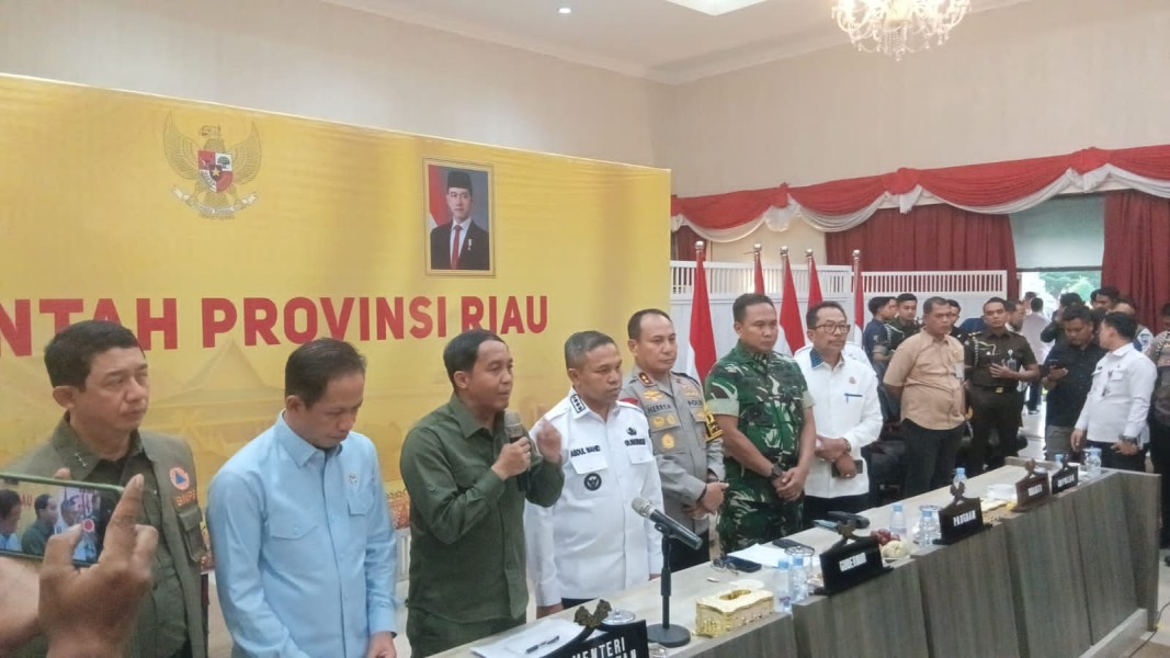 Jangan ulangi Masa kelam Riau diselimuti Asap,, Raja Juli Antoni : Titik Api di Riau Telah Menurun Signifikan