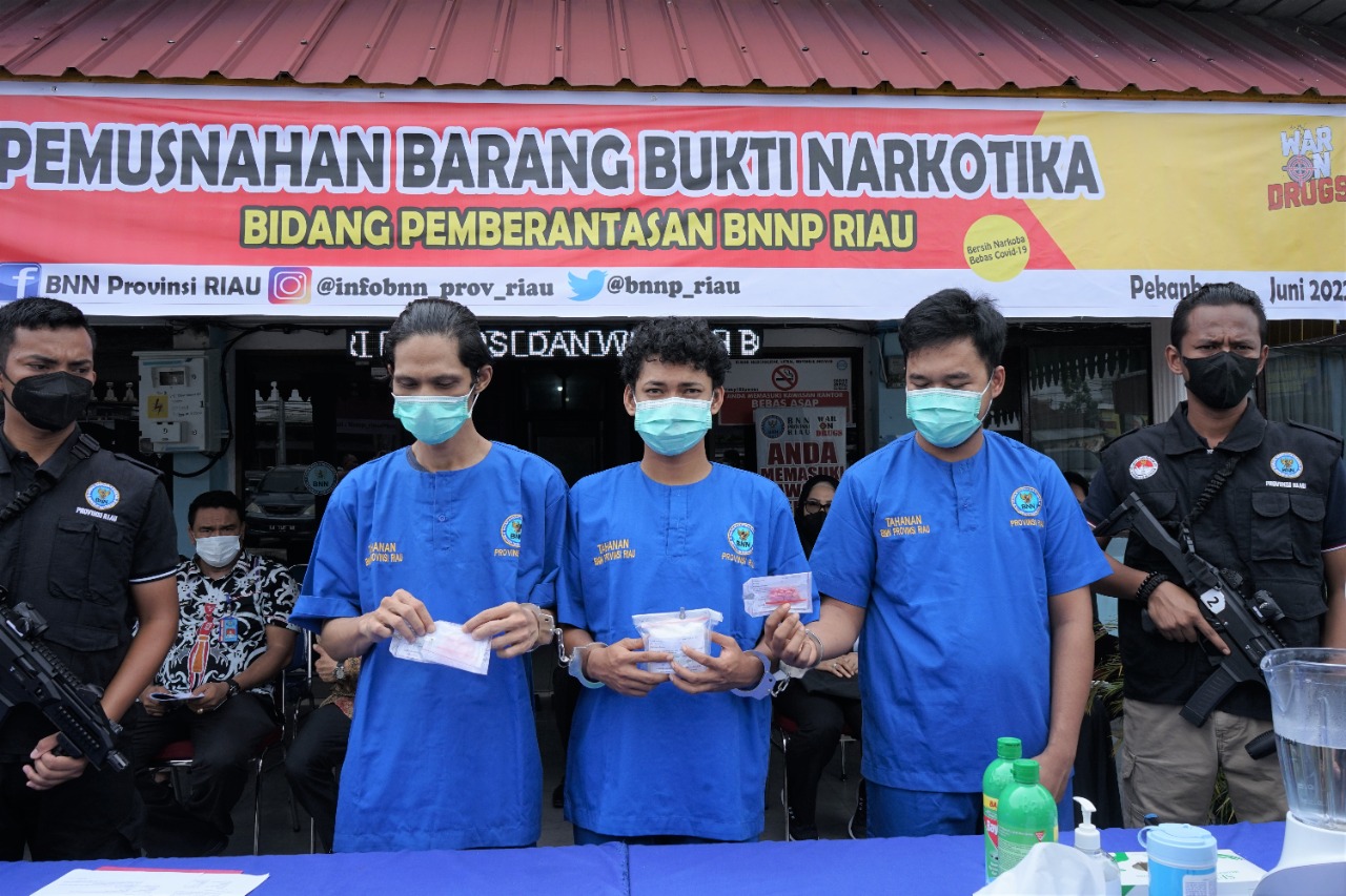 BNN Provinsi Riau Musnahkan Sabu Setengah Kilogram Kurang Dan Ekstasi 106 Butir Dari 3 Pelaku