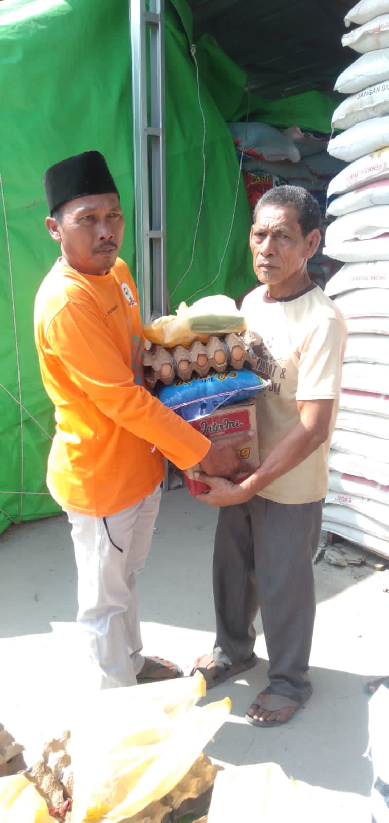 Komisaris PT Sumber Nur Rezeki Bapak Sugianto Lakukan Kegiatan Jumat Berkah Untuk Warga Desa Tapung Hilir