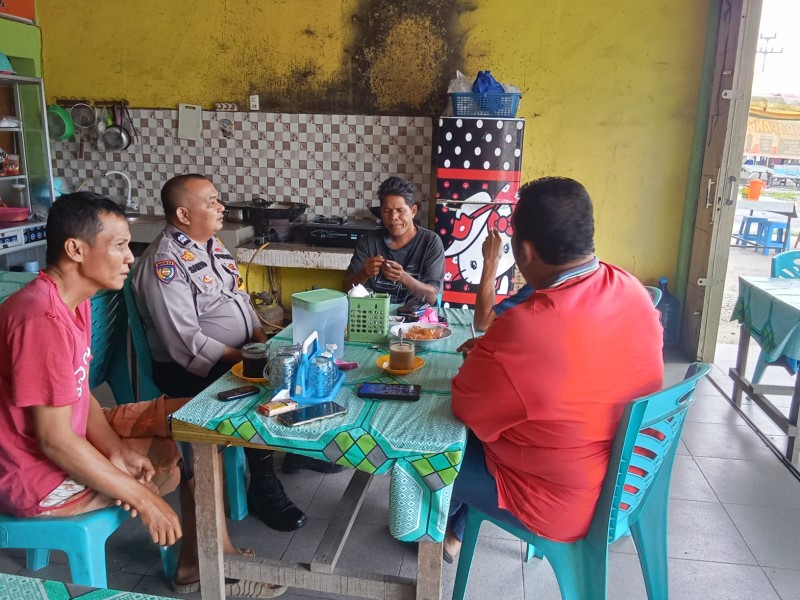 *Bhabinkamtibmas Desa Simpang Beringin Laksanakan Door To Door Sistem untuk Meningkatkan Kepercayaan Masyarakat*