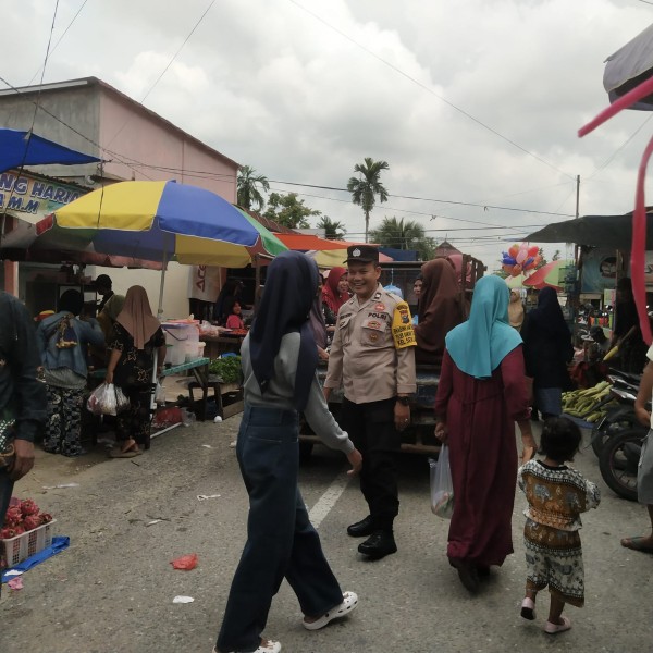 Bhabinkamtibmas Polsek Bandar Sei Kijang Laksanakan Patroli di Pasar Sekijang, Sampaikan Imbauan Kamtibmas