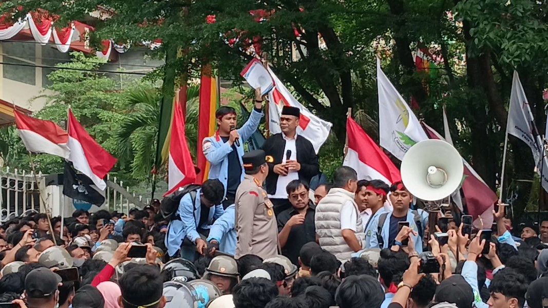 Demo Mahasiswa di DPRD Riau Berlangsung Damai, Mahasiswa dan Polisi Bersalaman