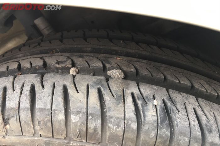 Jangan Sepelekan Batu yang Nyangkut di Alur Ban, Bisa Bikin Ban Rusak