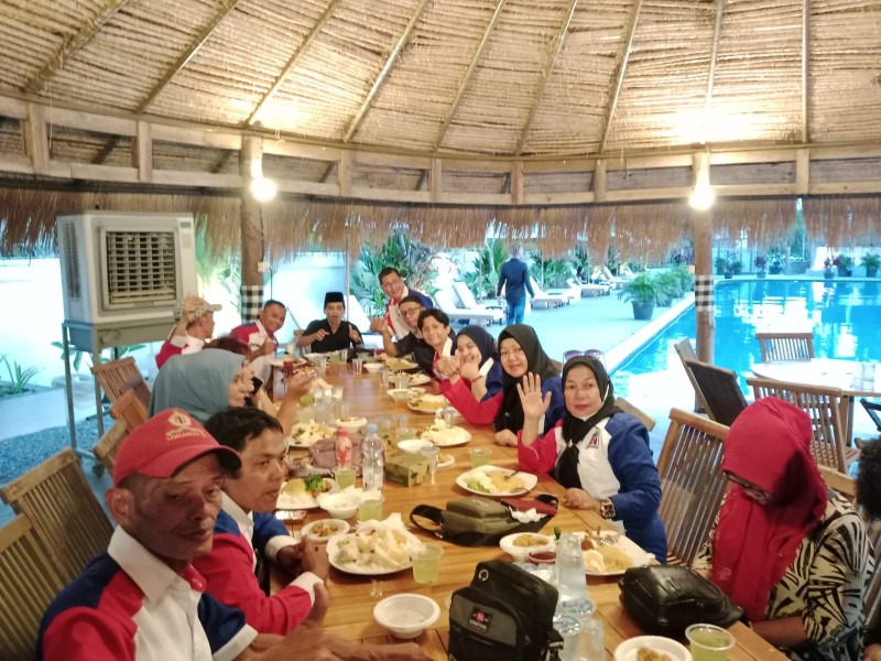 DPW PWMOI Adakan Bagi-Bagi Takjil dan Buka Bersama Dengan Seluruh Pengurus