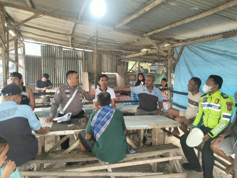 CEGAH LAKA LANTAS, POLSEK BANDAR SEI KIJANG GELAR HIMBAUAN KESELAMATAN UNTUK SOPIR TRUCK DAN BURUH PABRIK