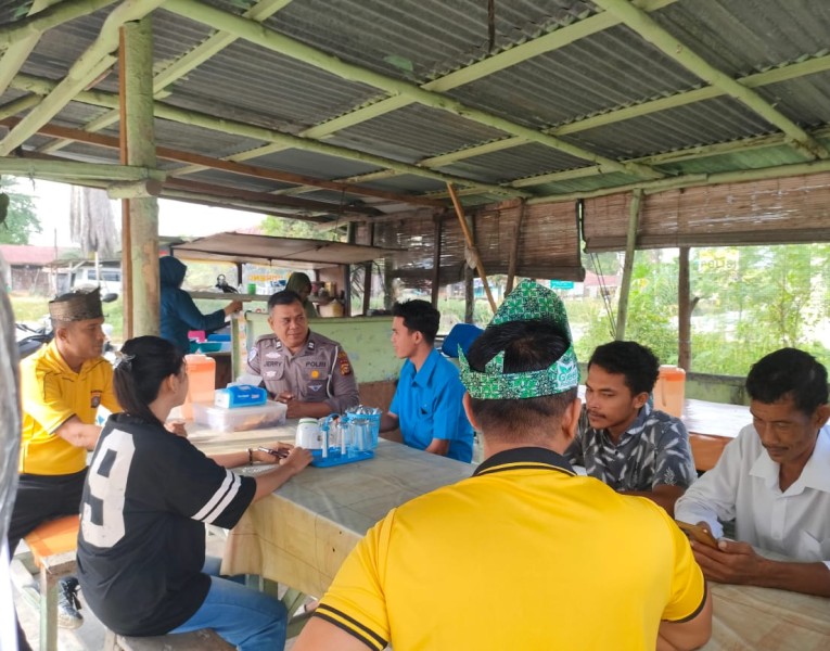 POLSEK BANDAR SEI KIJANG GELAR JUMAT CURHAT, TAMPUNG ASPIRASI WARGA DI WARUNG SINGGAH KM 34