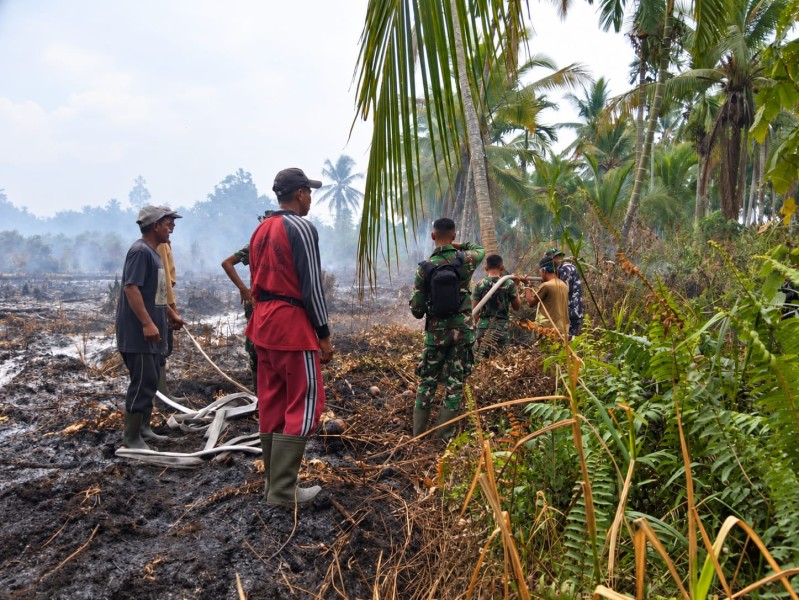 Karhutla di Kuala Lemang Masih Berasap, Personel Kodam XIX/Tuanku Tambusai Fokus Pendinginan
